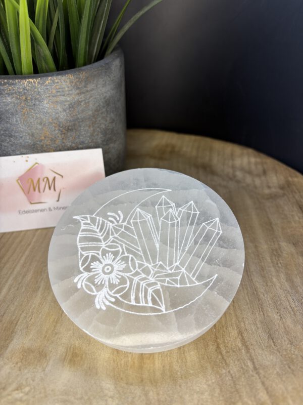 Seleniet Schijf met Gegraveerde Bloemen & Edelsteen – 10 cm