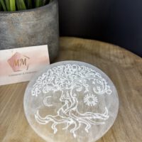 Seleniet Schijf met Gegraveerde Boom, Zon & Maan – 10 cm