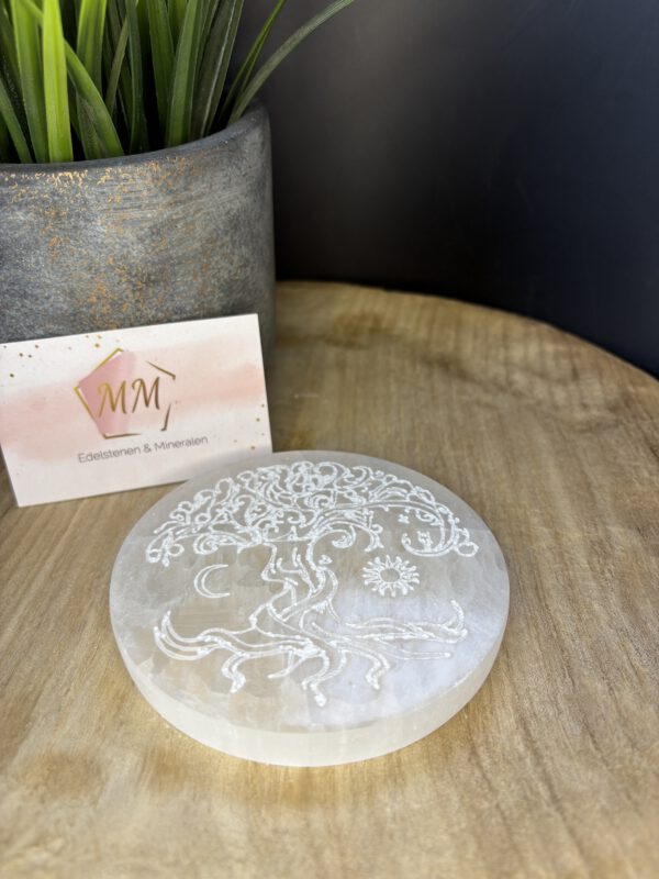 IMG_8911 Seleniet Schijf met Gegraveerde Boom, Zon & Maan – 10 cm