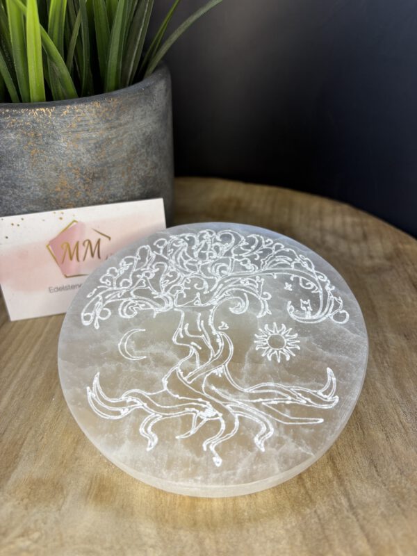 Seleniet Schijf met Gegraveerde Boom, Zon & Maan – 12 cm