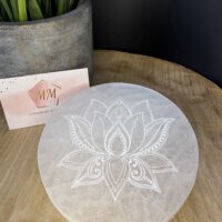 Seleniet Schijf met Gegraveerde Lotus – 12 cm