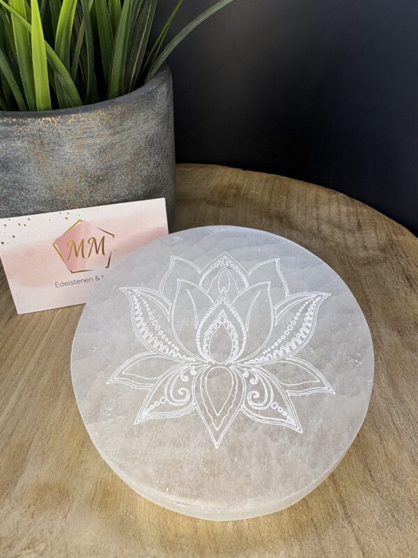 Seleniet Schijf met Gegraveerde Lotus – 12 cm