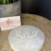 Seleniet Schijf met Gegraveerde Lotus – 12 cm