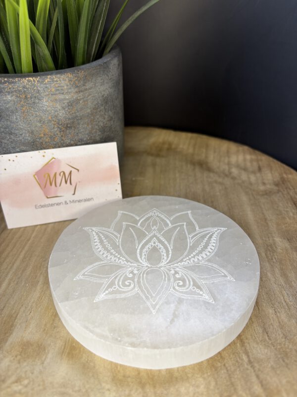 Seleniet Schijf met Gegraveerde Lotus – 12 cm
