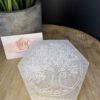 Seleniet Hexagon – 12 cm met Gegraveerde Boom
