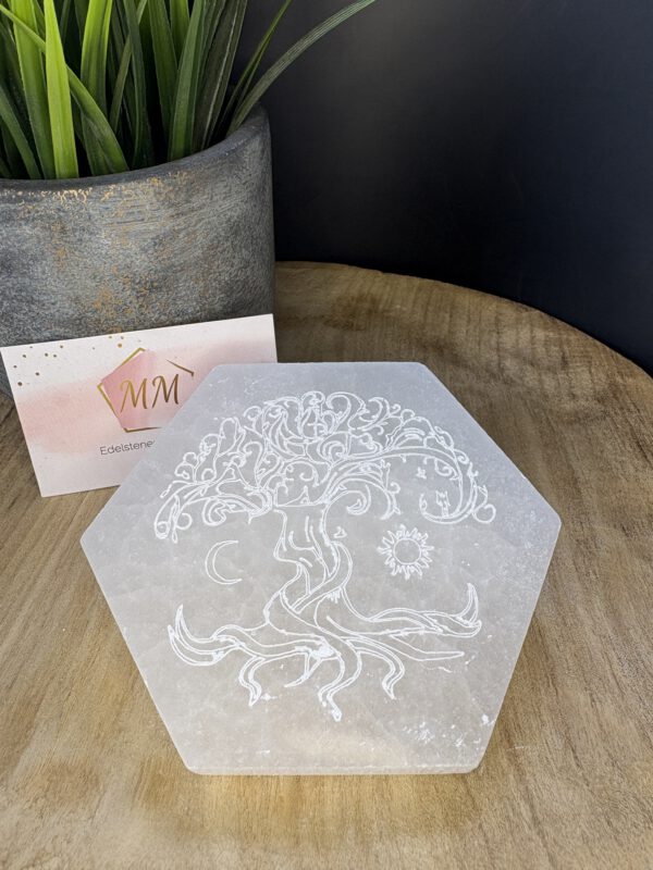 Seleniet Hexagon – 12 cm met Gegraveerde Boom, Zon & Maan