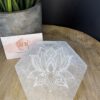 Seleniet Hexagon – 12 cm met Gegraveerde Lotus