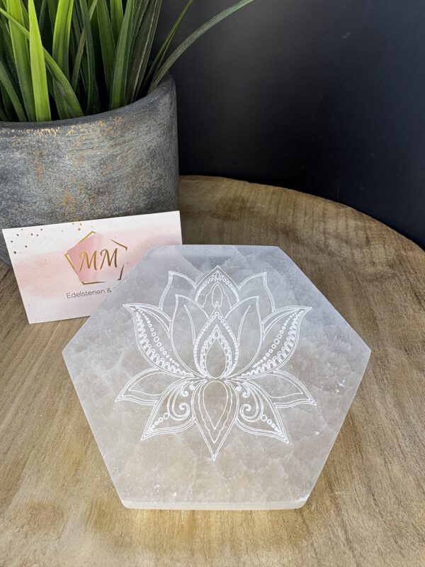 Seleniet Hexagon – 12 cm met Gegraveerde Lotus