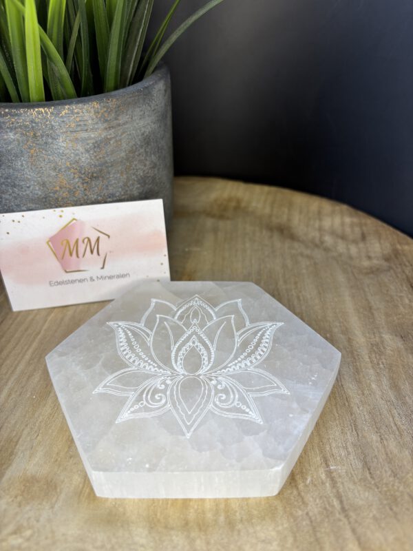 Seleniet Hexagon – 12 cm met Gegraveerde Lotus