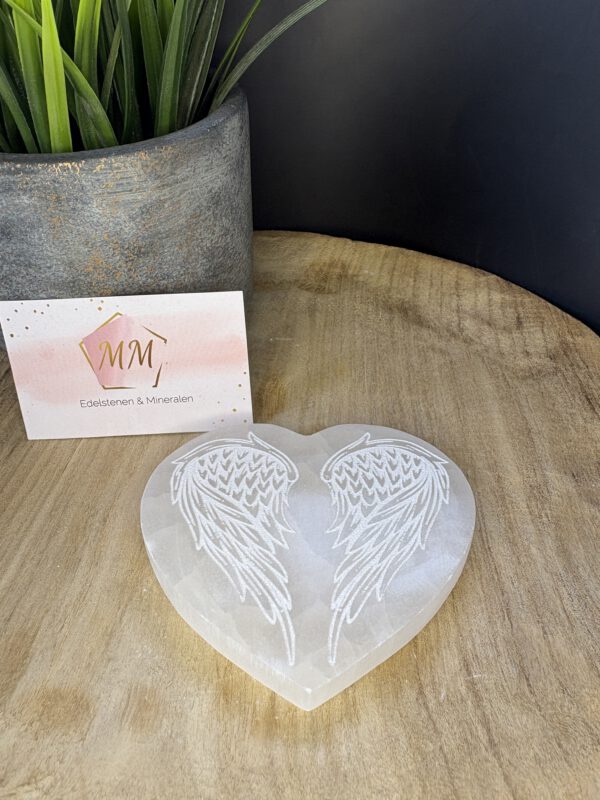 Seleniet Hart-Schijf – 10 cm met Gegraveerde Engelenvleugels
