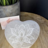 Seleniet Hart-Schijf – 12 cm met Gegraveerde Lotus