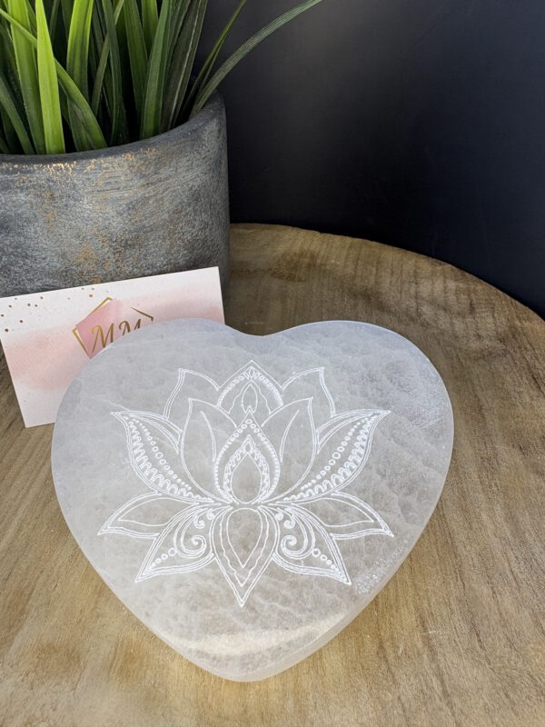 Seleniet Hart-Schijf – 12 cm met Gegraveerde Lotus